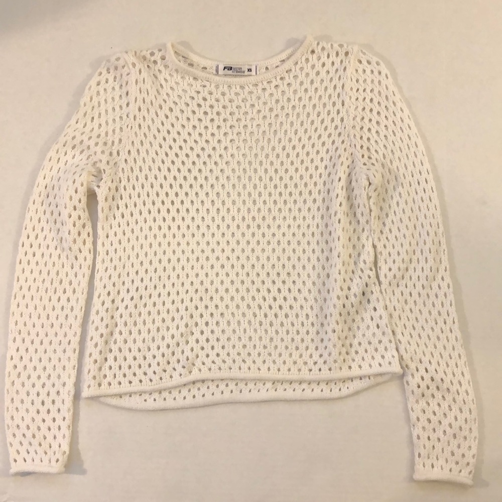XS Whitw sweater with hole pattern